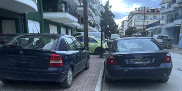 Επισήμανση αναγνώστη για παράνομη στάθμευση αυτοκινήτων επί της Οδού Ματσούκα στην Πτολεμαΐδα