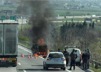 Φορτηγάκι έπιασε φωτιά εν κινήσει και κάηκε ολοσχερώς στην Εγνατία Οδό