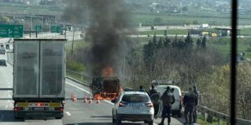 Φορτηγάκι έπιασε φωτιά εν κινήσει και κάηκε ολοσχερώς στην Εγνατία Οδό