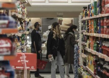 Η ακρίβεια εξαφανίζει τις αυξήσεις στον κατώτατο μισθό και τη μεσαία τάξη στην Ελλάδα