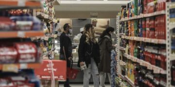 Η ακρίβεια εξαφανίζει τις αυξήσεις στον κατώτατο μισθό και τη μεσαία τάξη στην Ελλάδα