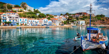 Ικαρία: «Πόλεμος» καθηγητών και διευθύντριας σε Γυμνάσιο – Δίνει άδεια σε μαθητές για… κομμωτήριο και τους αφήνει ατιμώρητους, λένε – Τι απαντά