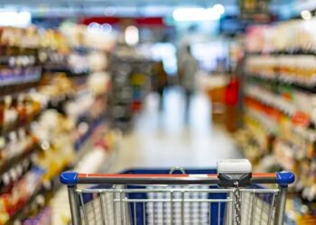 Καρναβαλιστές άρπαξαν λάδια από σούπερ μάρκετ στη Θεσσαλονίκη και τα μοίρασαν σε πολίτες