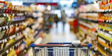 Καρναβαλιστές άρπαξαν λάδια από σούπερ μάρκετ στη Θεσσαλονίκη και τα μοίρασαν σε πολίτες