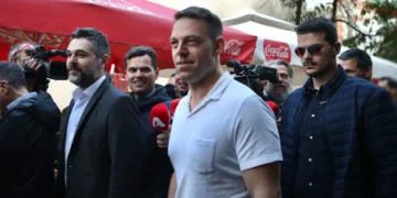 Στέφανος Κασσελάκης: Βόλτα στη Θήβα πριν παρουσιαστεί στον Στρατό