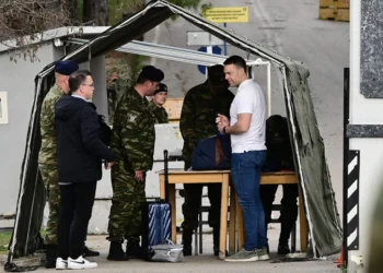 Ο νεοσύλλεκτος Κασσελάκης πέρασε την πύλη του στρατοπέδου