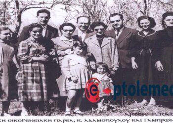 Μια υπέροχη συγγενική παρέα στην αυλή του Κ. Αδαμόπουλου το 1957 – Από τη στήλη του κ. Γ. Καζαντζή στον ΠΑΛΜΟ (13/3)