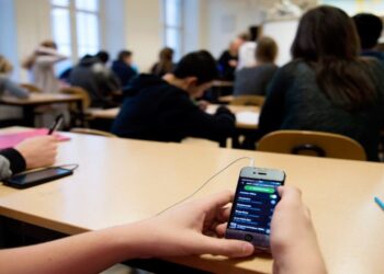 Φραγή κινητών στα σχολεία