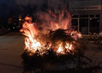 Το άναμμα της κλαδαριάς έγινε και φέτος από τους Βλατσιώτες της Πτολεμαΐδας