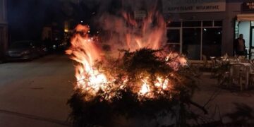 Το άναμμα της κλαδαριάς έγινε και φέτος από τους Βλατσιώτες της Πτολεμαΐδας