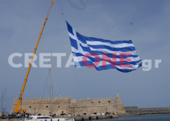 Ηράκλειο: Γαλανόλευκη για… ρεκόρ Γκίνες στο λιμάνι της πόλης