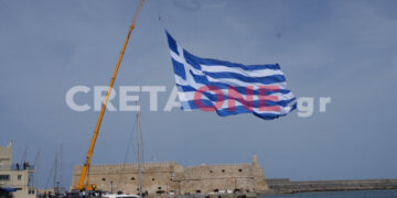 Ηράκλειο: Γαλανόλευκη για… ρεκόρ Γκίνες στο λιμάνι της πόλης