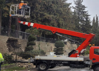 Κοζάνη: Κατέρρευσε μέρος από τοιχίο των κοιμητηρίων – Σε εξέλιξη εργασίες αποκατάστασης – Κλειστή η οδός Βασιλικής Μικρού