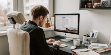 Ξαφνικός πονοκέφαλος: Αυξάνονται οι χρεώσεις για κινητή, σταθερή και internet