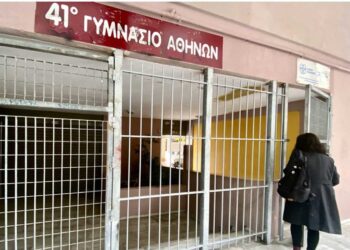 kypseli-georgianos-chtypise-mathiti-sto-kefali-me-sfyri-kai-machairose-ton-diefthynti-pou-pige-na-ton-prostatefsei