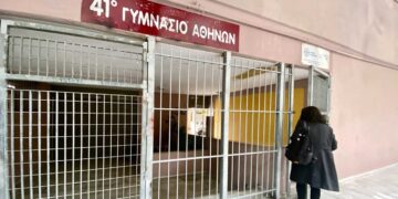 kypseli-georgianos-chtypise-mathiti-sto-kefali-me-sfyri-kai-machairose-ton-diefthynti-pou-pige-na-ton-prostatefsei