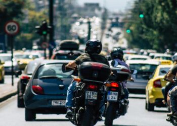 Τέλος τα μηχανάκια ανάμεσα από τα αυτοκίνητα -Έρχονται νέες λωρίδες στους δρόμους