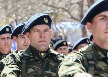 Ο Στέφανος Κασσελάκης παρέλασε με άγημα στη Θήβα για την 25η Μαρτίου (video)