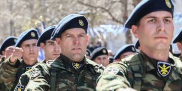 Ο Στέφανος Κασσελάκης παρέλασε με άγημα στη Θήβα για την 25η Μαρτίου (video)