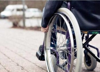 Παραλίγο κλήση σε ανάπηρο ελλείψει πεζοδρομίου - Ένας κόσμος, τελικά, μη-φιλικός προς τα άτομα με κινητικά προβλήματα;