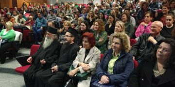 «Είσαι ο πανσέληνός μου, γράφε το» – Γεμάτο το πνευματικό κέντρο Πτολεμαΐδας στην παρουσίαση του βιβλίου της Μαρίας Βλαχοδήμου, ενός κοριτσιού με νοητική αναπηρία