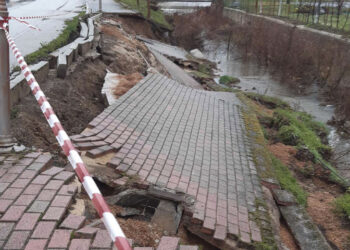 Προβλήματα από την έντονη βροχόπτωση στην Εορδαία – Κατέρρευσε τμήμα πεζοδρομίου στο ποτάμι του Μηλοχωρίου
