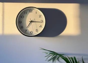 Αλλαγή ώρας: Πότε γυρνάμε τα ρολόγια μια ώρα μπροστά