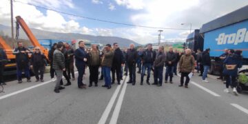 Έκλεισαν για 20 λεπτά τη Γέφυρα Σερβίων οι ιδιοκτήτες φορτηγών- Χωρίς δουλειά από το Νοέμβριο