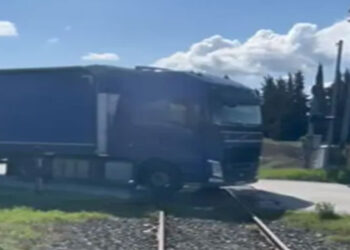 Σέρρες: Τρένο σταματάει για να περάσει φορτηγό (VIDEO)