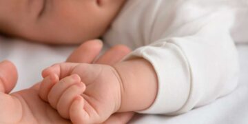 Τα νέα ποσά για τους δικαιούχους του επιδόματος γέννας: Πώς θα δοθεί η αναδρομική αύξηση