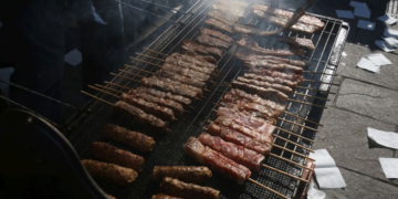 Τι ισχύει με την Τσικνοπέμπτη στα σχολεία, «θα καπνίσουν» τα προαύλια