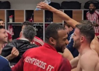 Τρέλα στα αποδυτήρια του Ολυμπιακού μετά τη μυθική πρόκριση -Χόρευαν, μπουγέλωσαν τον Μεντιλίμπαρ