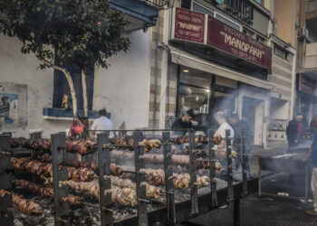 Τσικνοπέμπτη: «Πήραν φωτιά» από νωρίς το πρωί οι ψησταριές – Δείτε βίντεο