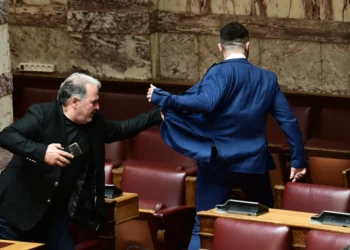 Βουλή: Συνελήφθη ο Κωνσταντίνος Φλώρος για την επίθεση στον Βασίλη Γραμμένο – Οδηγείται στη ΓΑΔΑ
