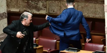 Βουλή: Συνελήφθη ο Κωνσταντίνος Φλώρος για την επίθεση στον Βασίλη Γραμμένο – Οδηγείται στη ΓΑΔΑ