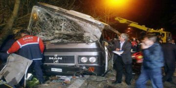 Σαν σήμερα, πριν 21 χρόνια, 21 μαθητές χάνουν τη ζωή τους στα Τέμπη