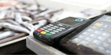 ΑΑΔΕ: Σαρωτικοί έλεγχοι για POS και διασύνδεση με ταμειακές μηχανές