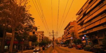 Αφρικανική σκόνη: Απόκοσμη εικόνα και σήμερα στη χώρα – Πότε υποχωρεί το φαινόμενο