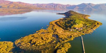 Άγιος Αχίλλειος - Βαρκάδα στη Μικρή Πρέσπα με το ηλιακό σκάφος του δήμου, πιπερόπιτα και γριβάδι από τη λίμνη, ντόπιο τσίπουρο και υπέροχη θέα