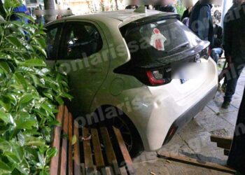 Απίστευτο τροχαίο στη Λάρισα: Αυτοκίνητο… προσγειώθηκε πάνω σε παγκάκι πλατείας όπου καθόταν άντρας