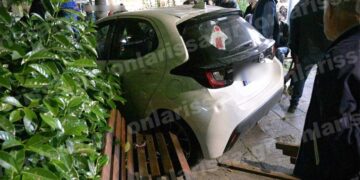 Απίστευτο τροχαίο στη Λάρισα: Αυτοκίνητο… προσγειώθηκε πάνω σε παγκάκι πλατείας όπου καθόταν άντρας