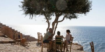 Απαγορευμένες και φέτος οι διακοπές για τους Έλληνες: Λιγότερες μέρες - Τα πρώτα στοιχεία