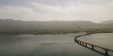 Canadair γεμίζουν νερό από την λίμνη Πολυφύτου για την πυρκαγιά στα Πιέρια Όρη