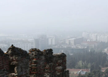 «Χάθηκε» η Θεσσαλονίκη από την ομίχλη και την αφρικανική σκόνη -Καθυστερήσεις σε πτήσεις, απίστευτες εικόνες