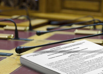 Χωρίς σοβαρές αλλαγές κατατέθηκε στη Βουλή το νομοσχέδιο του ΥΠΕΝ – Τι προβλέπει για ηλεκτρικό χώρο, περικοπές, πλωτά φωτοβολταικά, ρευματοκλοπές – Δειτε όλο το κείμενο