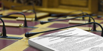 Χωρίς σοβαρές αλλαγές κατατέθηκε στη Βουλή το νομοσχέδιο του ΥΠΕΝ – Τι προβλέπει για ηλεκτρικό χώρο, περικοπές, πλωτά φωτοβολταικά, ρευματοκλοπές – Δειτε όλο το κείμενο