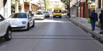Δήμος Κοζάνης: Καλώδια μέτρησης κυκλοφοριακού φόρτου σε πολλούς κεντρικούς δρόμους της πόλης