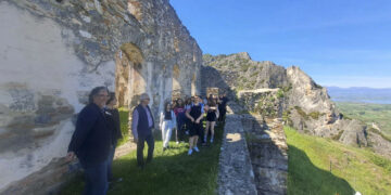 Επίσκεψη του Γυμνασίου Νεάπολης Βοΐου στην Καστροπολιτεία και στο Φαράγγι των Σερβίων – Ξεναγός ο Δήμαρχος Χρήστος Ελευθερίου