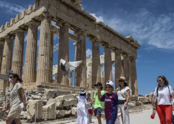 Guardian: Αντιδράσεις για τις ιδιωτικές ξεναγήσεις αξίας 5.000 ευρώ στην Ακρόπολη