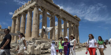 Guardian: Αντιδράσεις για τις ιδιωτικές ξεναγήσεις αξίας 5.000 ευρώ στην Ακρόπολη